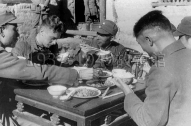 圖三 林彪與羅瑞卿宴請卡爾曼。